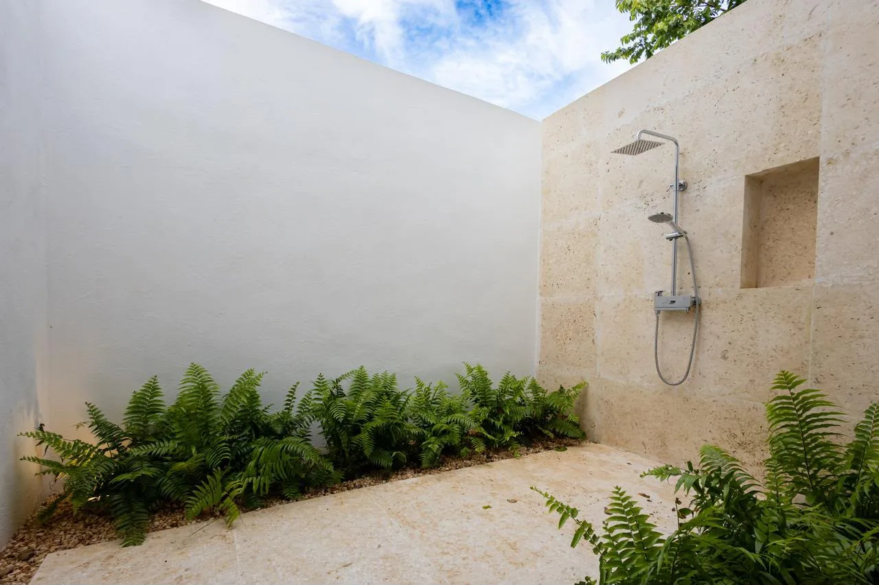 Outdoor shower in a planted courtyard, Barranca Este 14, Barranca Este, Casa de Campo®